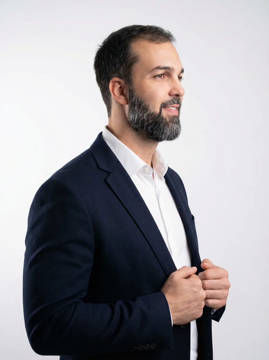 Dr. Sávio Chami, ortopedista no Rio de Janeiro, em retrato profissional de perfil